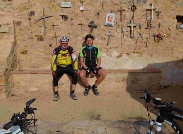 Sentados entre las cruces
